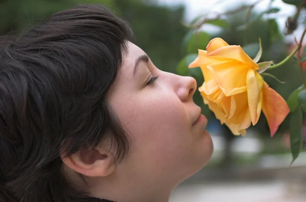 Hermosa chica con una rosa —  Fotos de Stock
