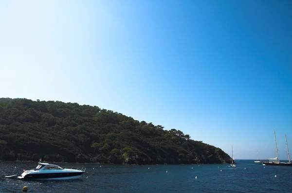 Landscape with yacht — Stock Photo, Image