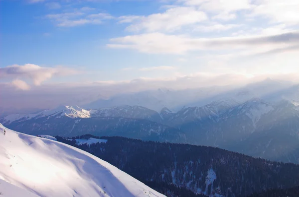 青い冬の山の風景 — ストック写真