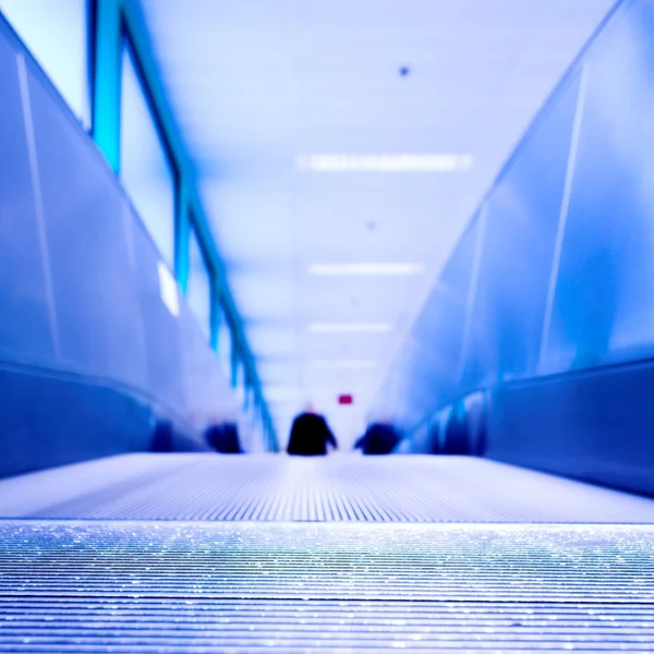 Escalera móvil azul en el pasillo de la oficina — Foto de Stock