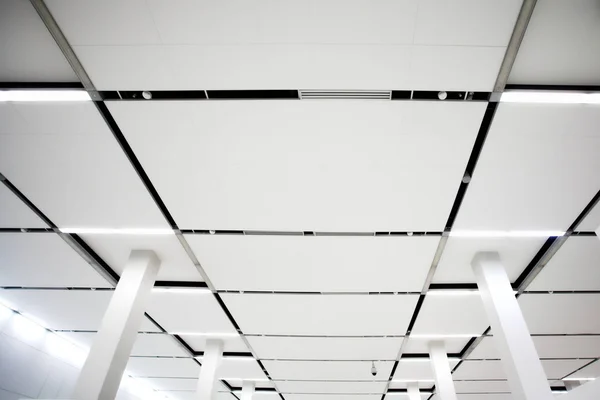 内部の白い天井 — ストック写真