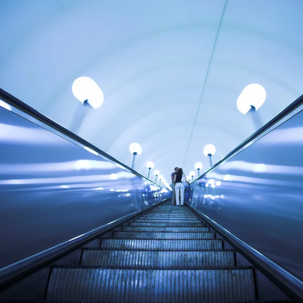 Mova escada rolante na estação de metrô — Fotografia de Stock