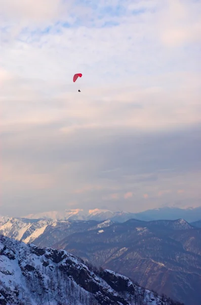 Paraglide in mountains — Stock Photo, Image