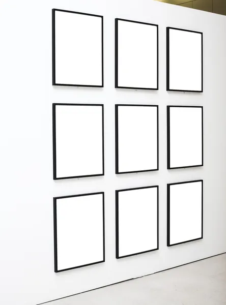 Beyaz duvar üzerinde dokuz boş çerçeveler — Stok fotoğraf