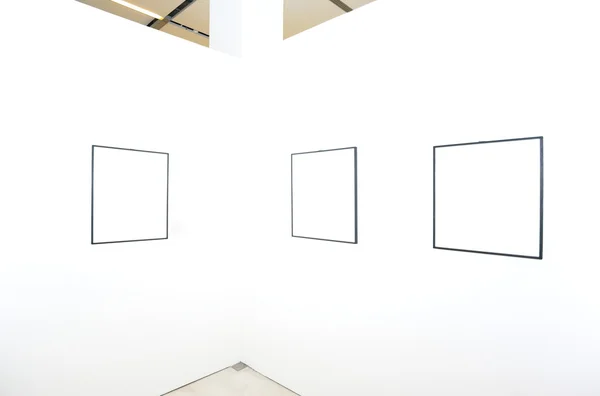 白い壁に 3 つの空のフレーム — ストック写真