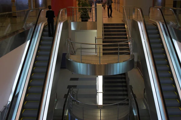 Rolltreppen und Treppen — Stockfoto