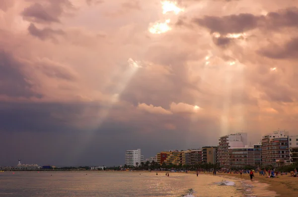 Bulutlar deniz manzarası üzerinde ışın — Stok fotoğraf