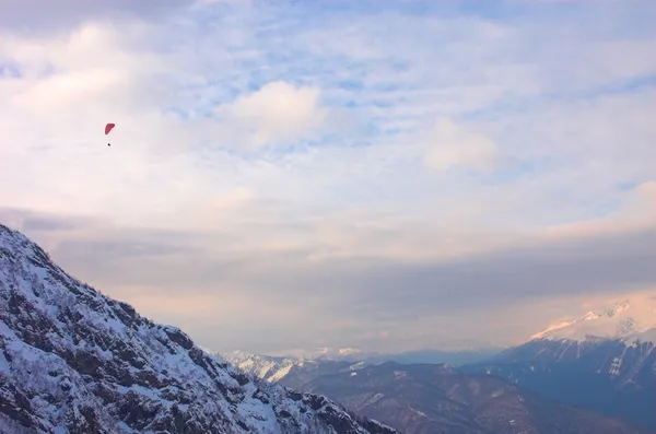Dağlar, kırmızı polyana içinde paraglide — Stok fotoğraf