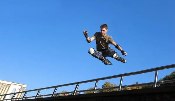 Roller pojke hoppar från bröstvärn — Stockfoto