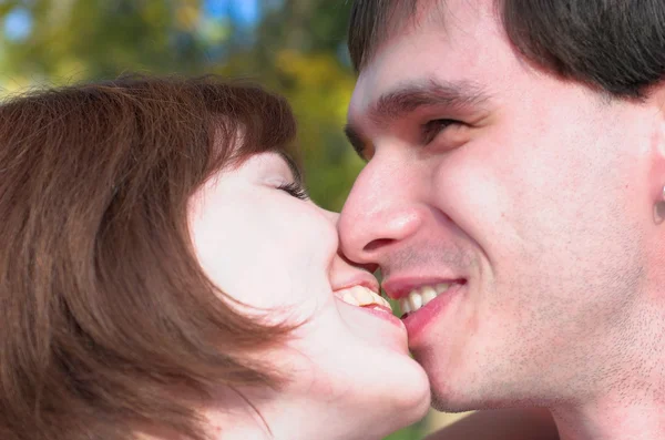 Happy kissing couple in the forest — Stock Photo, Image