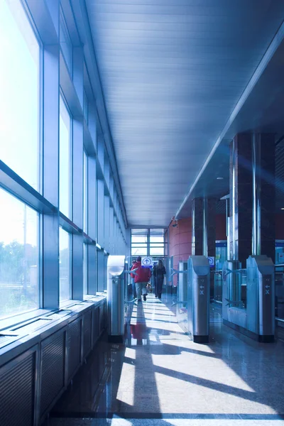 Blauwe metalen corridor — Stockfoto