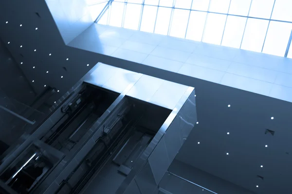 Aufzüge im Saal des Rathauses — Stockfoto