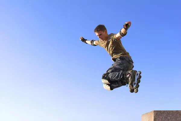 Ativo rolo menino saltando — Fotografia de Stock