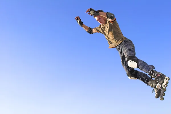 Активний ролик хлопчик стрибає — стокове фото