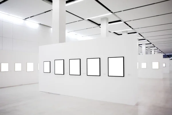 Ausstellung mit vielen leeren Rahmen — Stockfoto