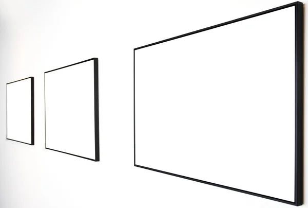 白墙上的三个空框架 — 图库照片