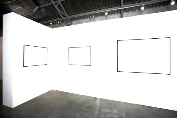 Tres marcos vacíos en la pared blanca —  Fotos de Stock