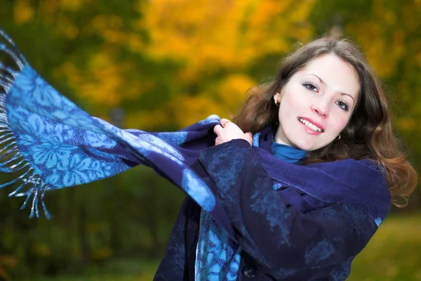 Retrato de mulher jovem com xale — Fotografia de Stock