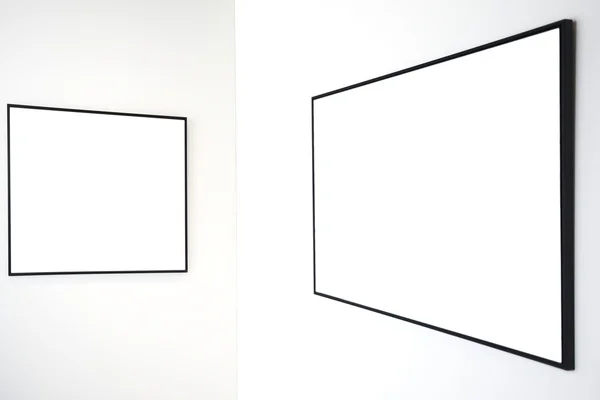 Δύο κενά πλαίσια σε λευκό τοίχο — Φωτογραφία Αρχείου