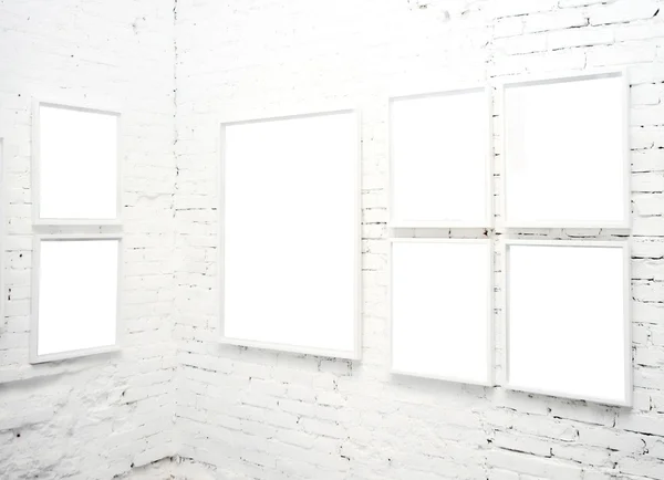 Bakstenen muur in museum met frames — Stockfoto