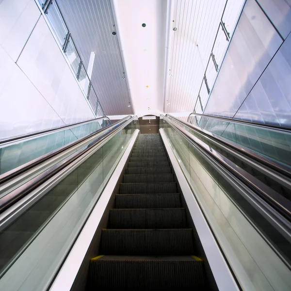Mover escaleras mecánicas en la oficina moderna —  Fotos de Stock