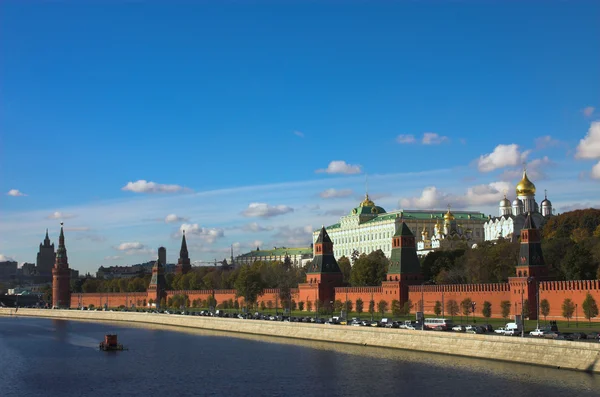 Kremelské zdi a moskva řeka — Stock fotografie