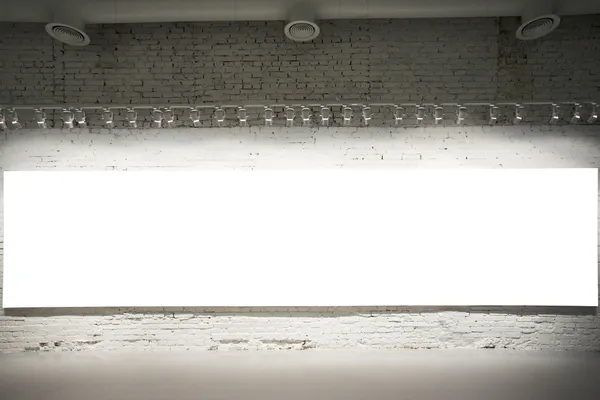 Banner branco vazio na parede — Fotografia de Stock