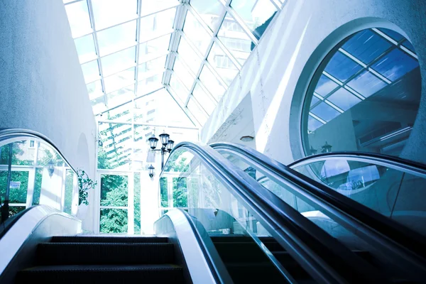 Yürüyen merdiven modern ofis taşıma — Stok fotoğraf