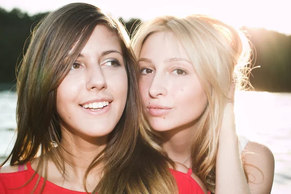 Twee lachende mooie meisjes — Stockfoto