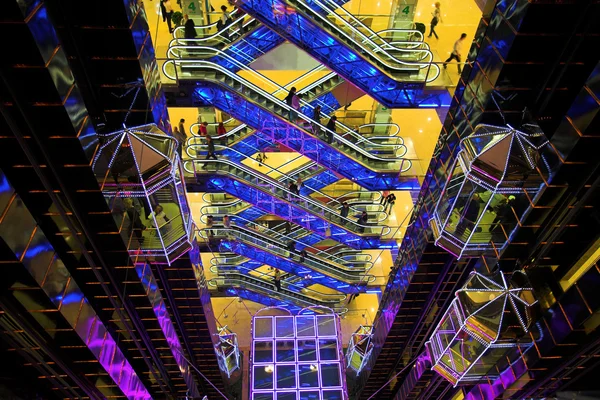 Futuristische Halle in Einkaufszentrum — Stockfoto