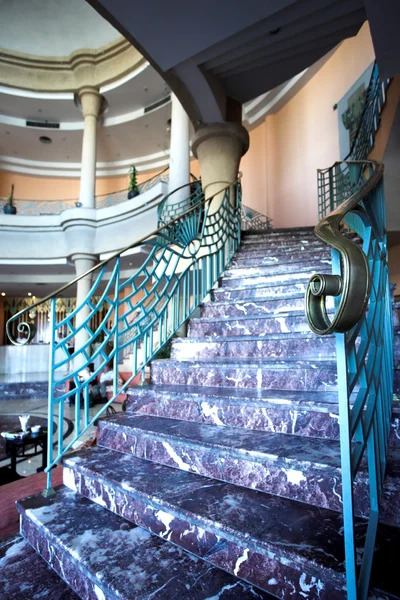 Escalier dans l'hôtel et le hall — Photo