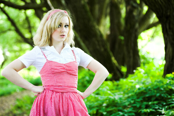 Блондинка серьезная красивая девушка портрет
