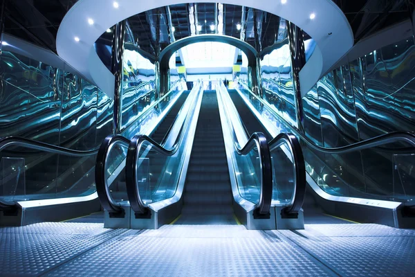 Flytta rulltrappa i moderna kontor — Stockfoto