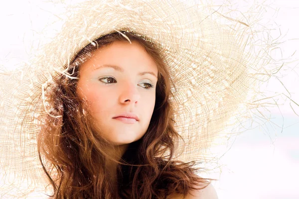 Mosolygó lány kalapban — Stock Fotó