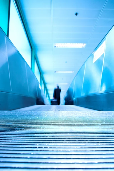 Mavi hareketli yürüyen merdiven ofis binası — Stok fotoğraf