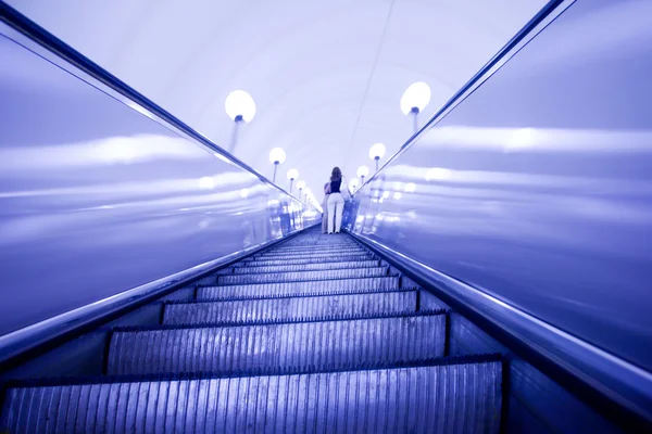 Mover escaleras mecánicas en la estación de metro — Foto de Stock