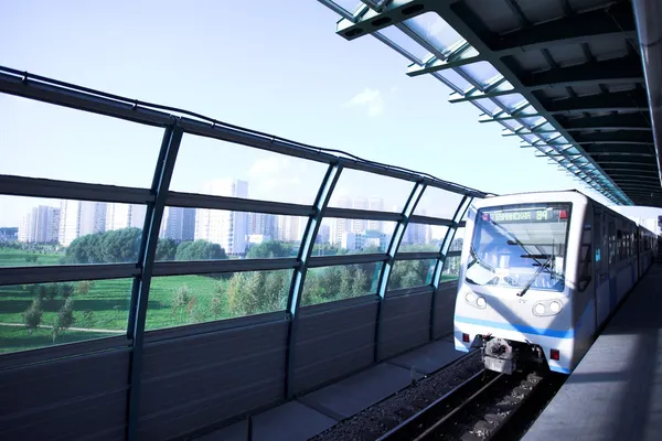 Синий поезд в метро — стоковое фото
