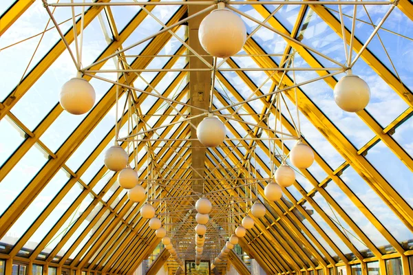 Construcción amarilla con esferas —  Fotos de Stock
