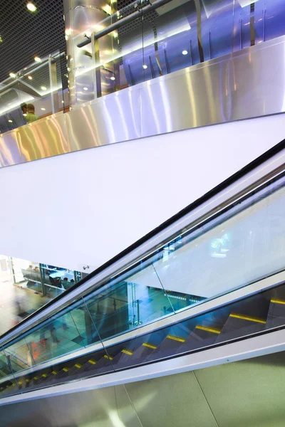 Escada rolante em movimento rápido — Fotografia de Stock