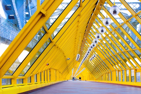 Жовтий коридор, сфери і — стокове фото