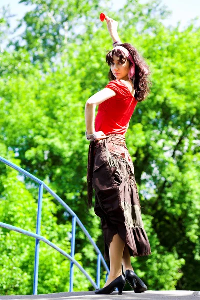 Kız kırmızı dans — Stok fotoğraf