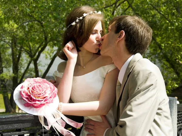結婚されていたカップルをキスします。 — ストック写真