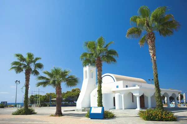Weiße Kirche und Palmen, Agia Napa — Stockfoto