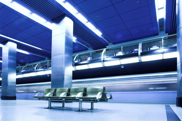 Comboio rápido azul na plataforma — Fotografia de Stock