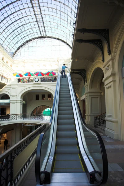 Escada rolante no centro comercial, Moscou — Fotografia de Stock