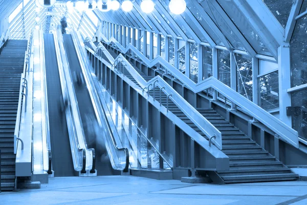 Mooving 에스컬레이터와 계단 — 스톡 사진