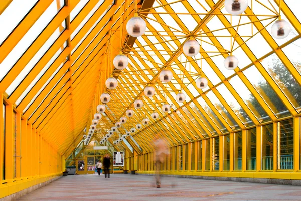 Żółty szklanym korytarzem — Zdjęcie stockowe
