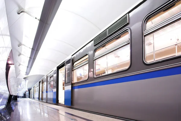 Синій швидкий поїзд залишається на платформі — стокове фото