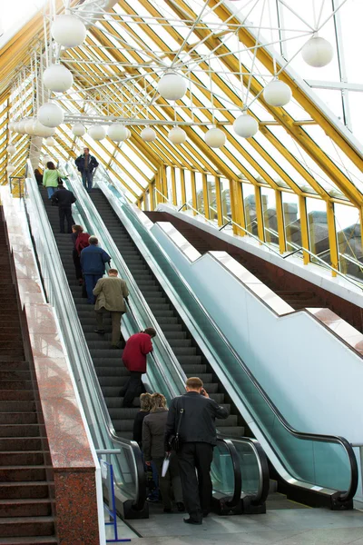 Šikmé pohyblivé schody schodiště v centru — Stock fotografie