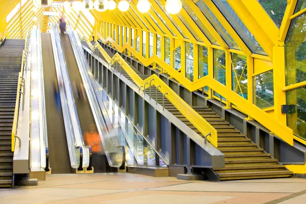 Mooving rulltrappor och trappor — Stockfoto